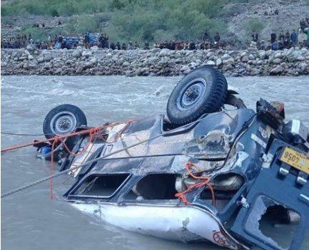 چترال میں مسافر گاڑی دریا میں جاگری ،9 افراد ہلا ک ہوگئے 