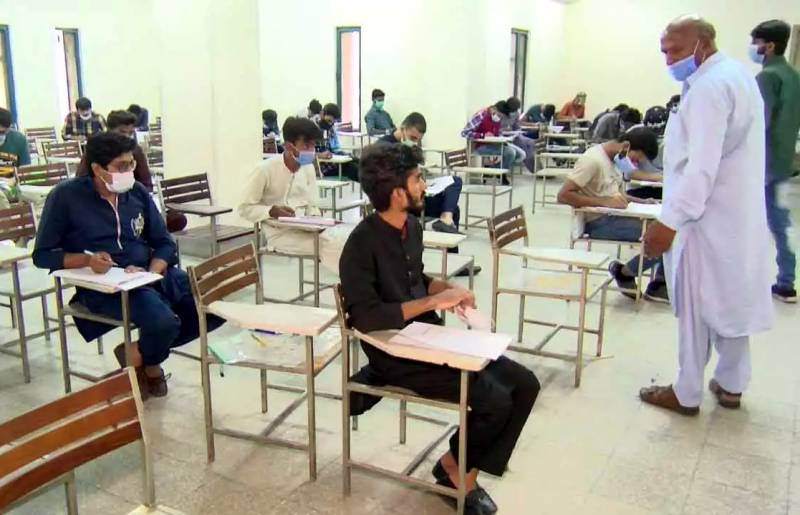 طلباءنے حکومت سے امتحانات فوری طور پر اگست تک ملتوی کرنے کا مطالبہ کر دیا