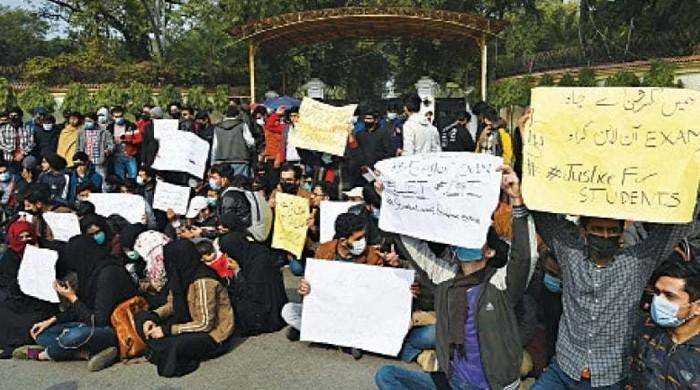 آن لائن امتحانات کے خلاف طلبہ کا احتجاج پھر شروع