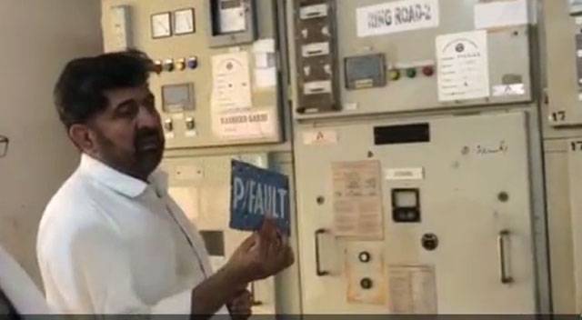 پی ٹی آئی رکن اسمبلی نے لوڈشیڈنگ کے دوران گرڈ اسٹیشن میں گھس کر بجلی بحال کر دی