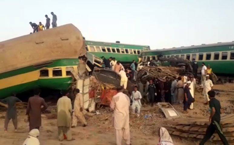 ڈہرکی ٹرین حادثے کے ذمہ دار 7 افسران کے خلاف کارروائی کا فیصلہ