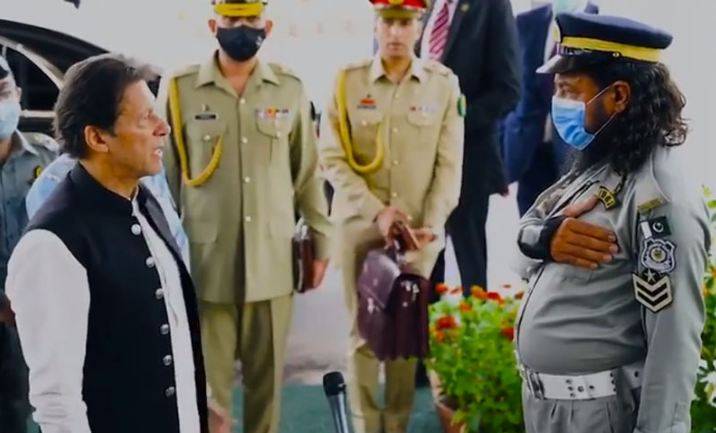 وزیراعظم کی زخمی ہونے کے باوجود ڈیوٹی کرنے والے ٹریفک اہلکار کوشاباش 