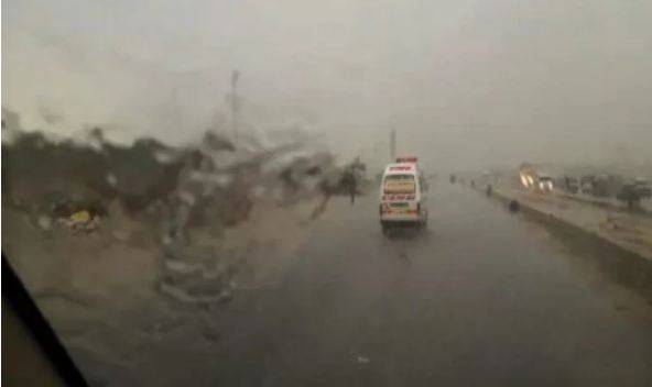 کراچی میں شدید بارش ، موسم خوشگوار 