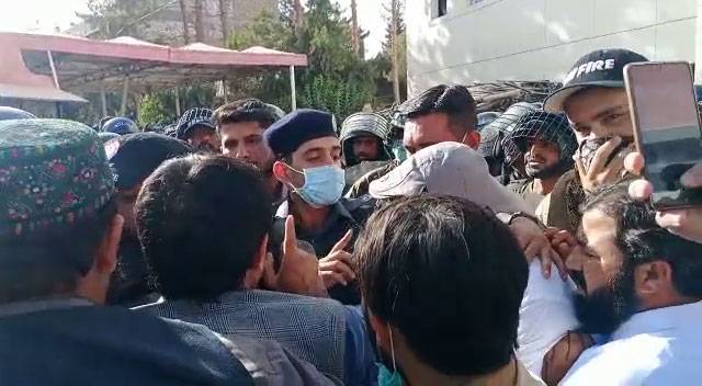 بلوچستان اسمبلی کے باہر پولیس اور اپوزیشن ارکان کے درمیان دھکم پیل، صورتحال کشیدہ
