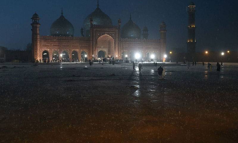پنجاب کے مختلف شہروں میں موسلا دھار بارش، گرمی کا زور ٹوٹ گیا