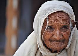 بھارت میں تین بیٹے ضعیف ماں کو سڑک کے کنارے چھوڑ کر چلے گئے 