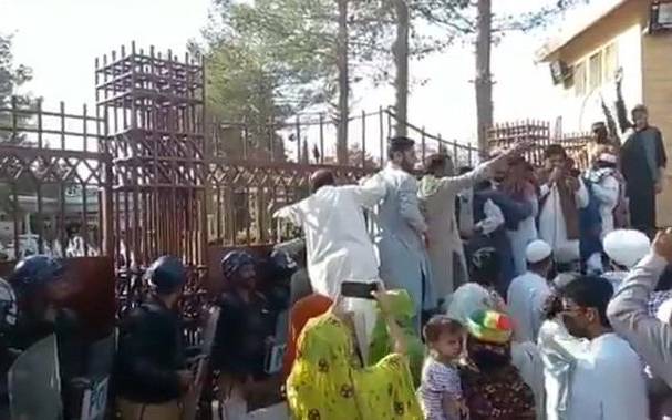 بلوچستان میں اپوزیشن کے 14 اراکین گرفتاری دینے کیلئے گزشتہ روز سے تھانے میں موجود