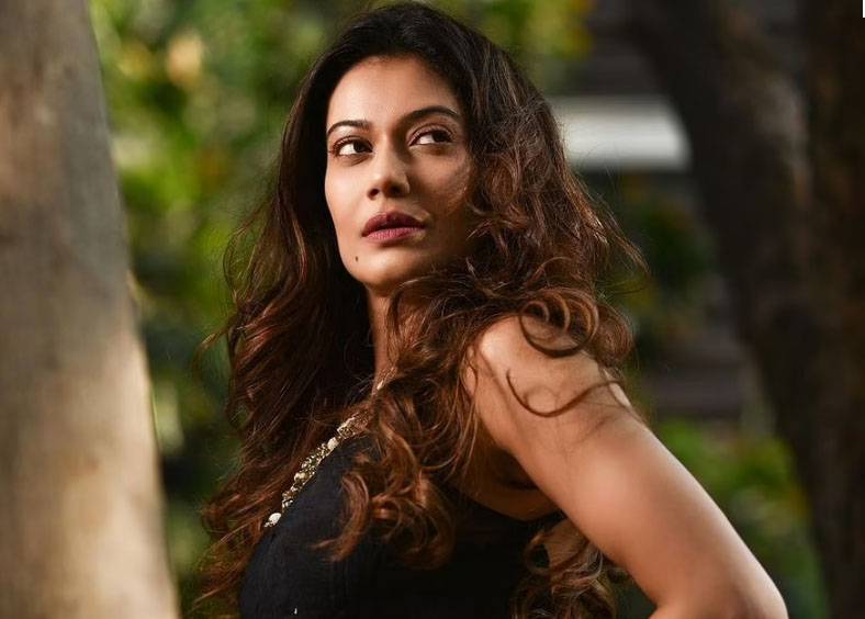 Payal Rohatgi, Ahmedabad police, society's WhatsApp group