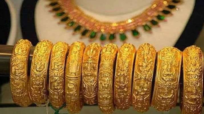 سونے کی فی تولہ قیمت میں 900 روپے کمی