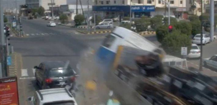 سعودی عرب میں تیز رفتار ٹرک نے سگنل پر کھڑے افراد کو کچل دیا 