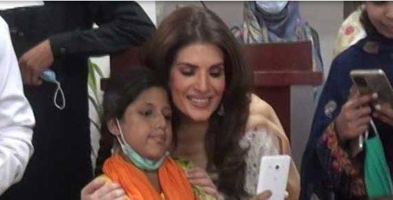 اداکارہ ریشم تھیلیسمیا اور ہیموفلیلیا کے مریض بچوں کے پاس پہنچ گئیں، عید کے تحائف تقسیم کئے 