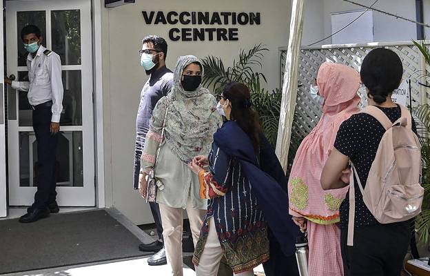 کراچی ایکسپو، 3 ماہ سے تنخواہ نہ ملنے پر ویکسین رجسٹریشن کا کام معطل