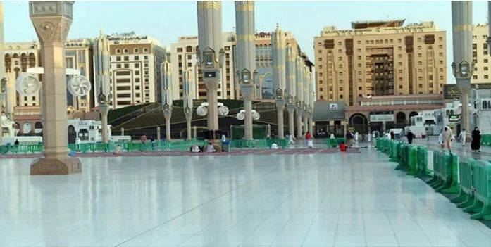 مسجد نبوی کے بیرونی صحن میں سورج کی تپش سے محفوظ رکھنے والی ٹائلیں لگا دی گئیں 