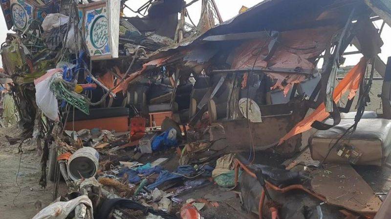 ڈی جی خان میں مسافر بس اور ٹریلر میں تصادم ، 33افراد جاں بحق