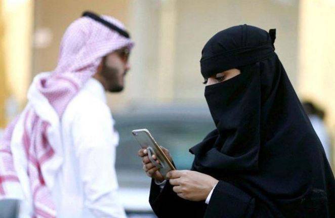 شوہر کے موبائل کی جاسوسی پر عدالت نے جرمانہ کردیا 