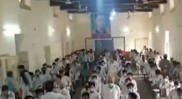 مردان میں گیارہویں جماعت کے طالبعلموں کو نویں جماعت کا پرچہ تھما دیا گیا 