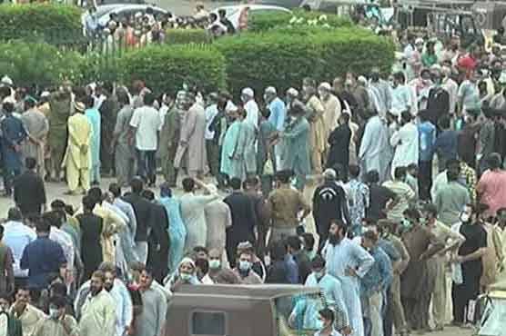  کراچی ایکسپو سینٹر میں‌ ہنگامہ آرائی، ویکسی نیشن کا عمل روک دیا گیا