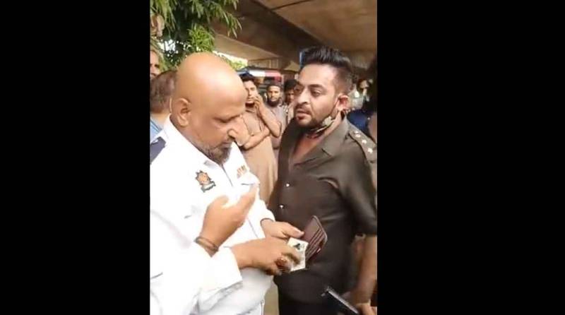 عامر لیاقت پولیس آفیسر سے الجھ پڑے، رکن اسمبلی کیخلاف مقدمے کی درخواست