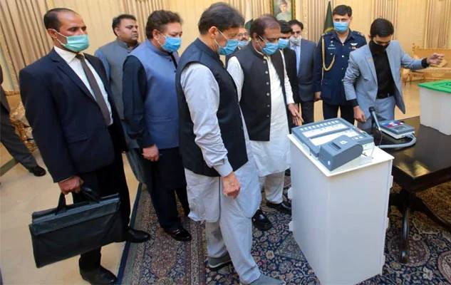 وزیراعظم نے الیکٹرانک ووٹنگ مشین کی کارکردگی جانچنے کیلئے ووٹ ڈالا