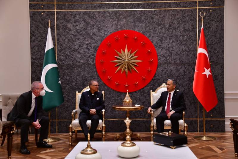 صدر ڈاکٹر عارف علوی تین روزہ دورے پر ترکی پہنچ گئے