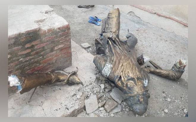 A statue of Maha Raja Ranjit Singh was smashed in the royal fort, a young accused was arrested