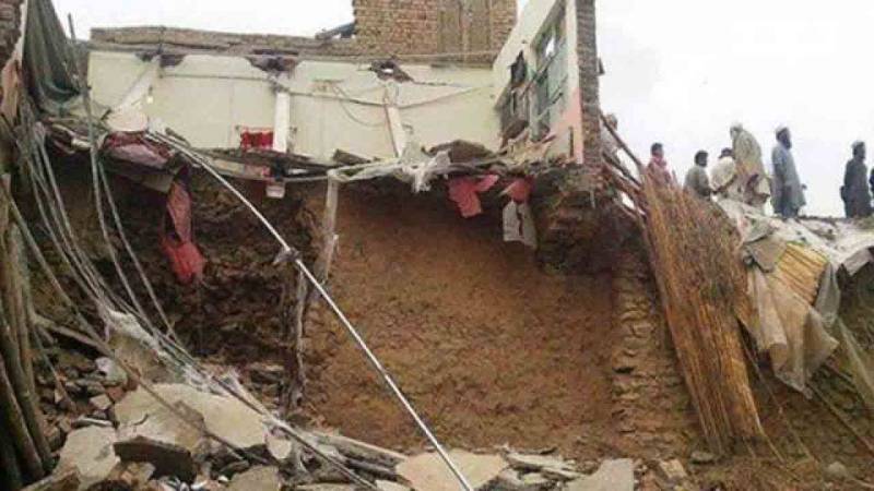 لاہور میں دیوار گرنے سے باپ بیٹی سمیت تین افراد جاں بحق