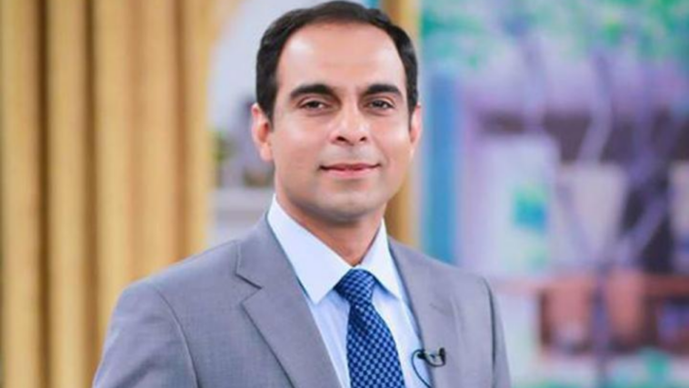 دھوتی اور بنیان بھی پہن لیتا ہوں، گھرکی تصاویر ہیں ،قابل اعتراض کیا ہے؟ قاسم علی شاہ