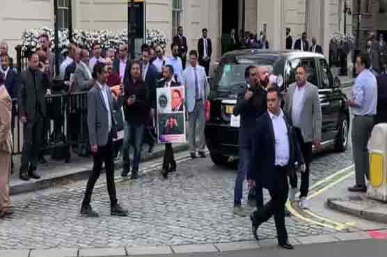 لندن میں جنید صفدر کی شادی کی تقریب کے دوران ہوٹل کے باہر احتجاج