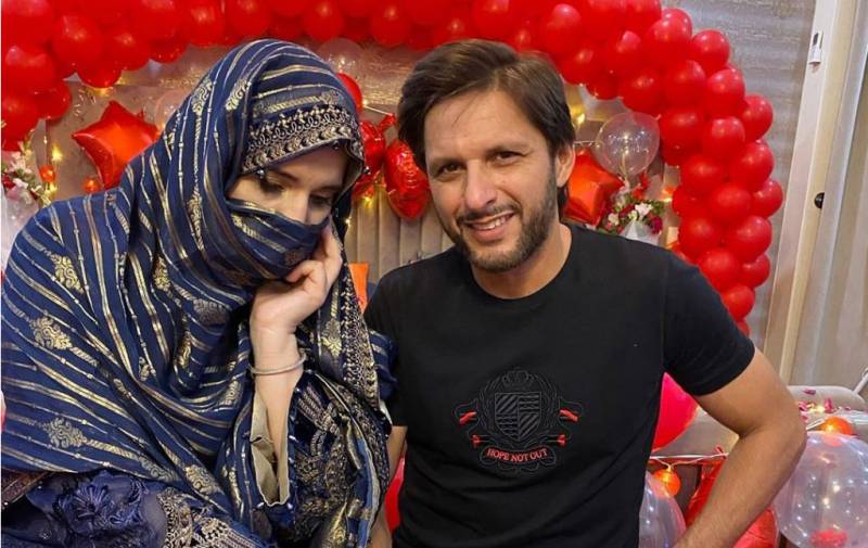 Shahid Afridi's wife sells jewelry to save poor girl's life