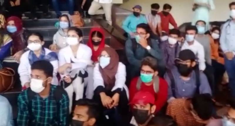 Gutters started boiling in Services Hospital, doctors protested, demanding immediate solution to the issue