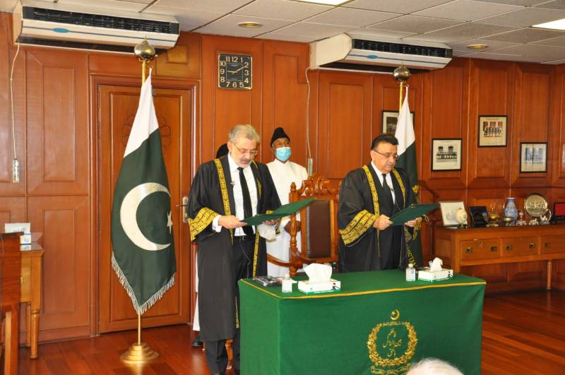 قائم مقام چیف جسٹس عمر عطا بندیال کی جسٹس قاضی فائز عیسیٰ سے طویل ملاقات