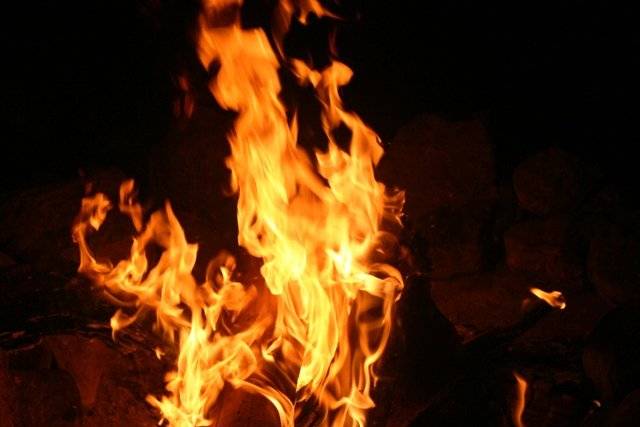 کراچی میں زندہ جلائے جانے والا نوجوان دم توڑ گیا