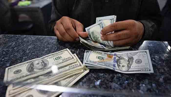 ڈالر کی اڑان جاری، مزید 11 پیسے مہنگا، سٹاک مارکیٹ میں بدترین مندی ریکارڈ
