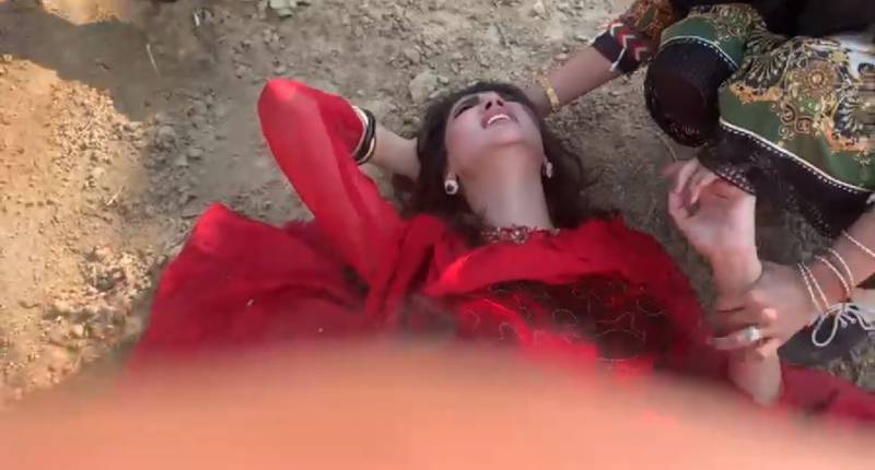 ویڈیو : فضا علی ٹیلے سے گر کر زخمی،پاؤں فریکچر