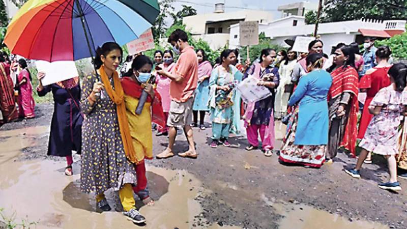 ٹوٹی سڑکیں : خواتین کی احتجاجاً ’’کیٹ واک‘‘