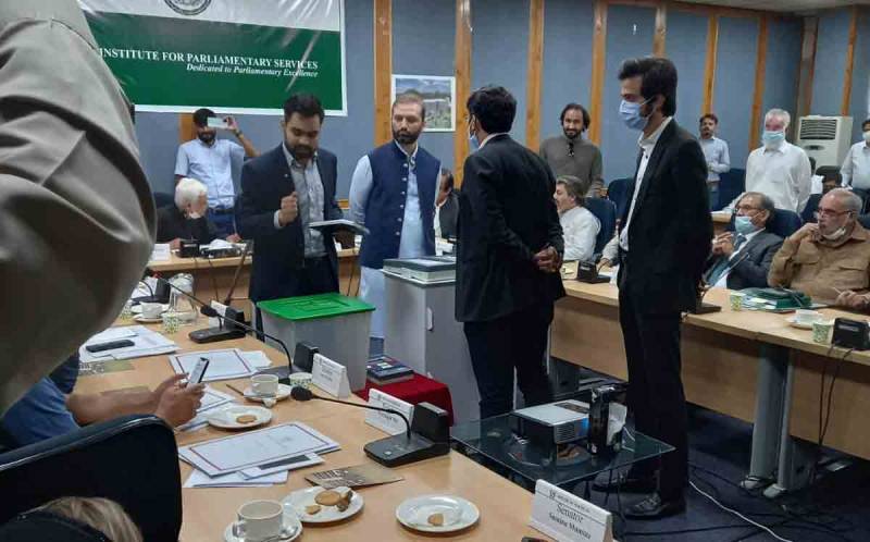 شبلی فراز اور مسلم لیگ (ن) کے رہنما افنان اللہ آپس میں الجھ گئے