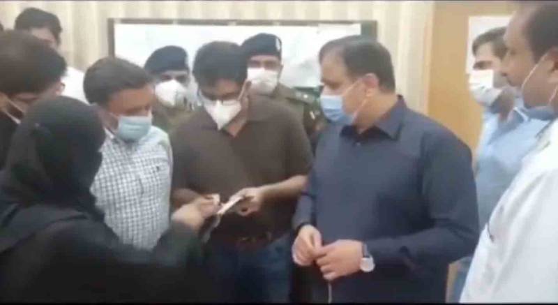 وزیراعلیٰ پنجاب کا سمبڑیال اور سیالکوٹ کا دورہ، 15 افسران کو معطل کر دیا