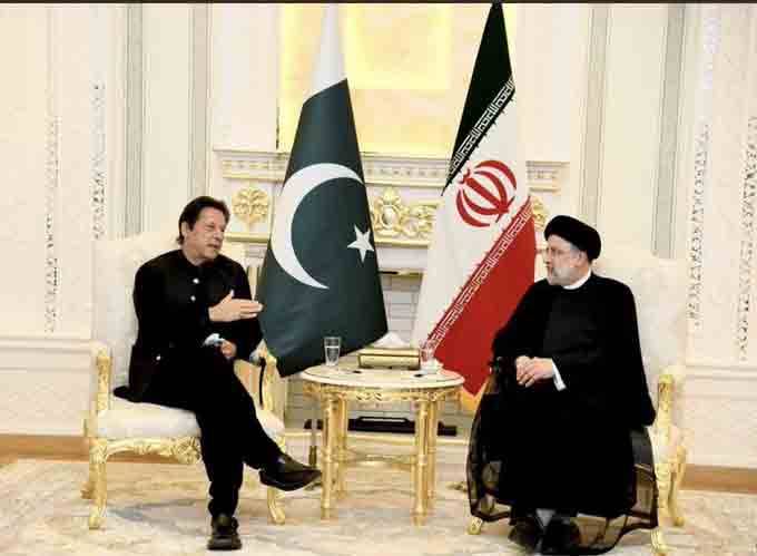 وزیراعظم کی ایرانی صدر سے ملاقات، اہم امور پر تبادلہ خیال