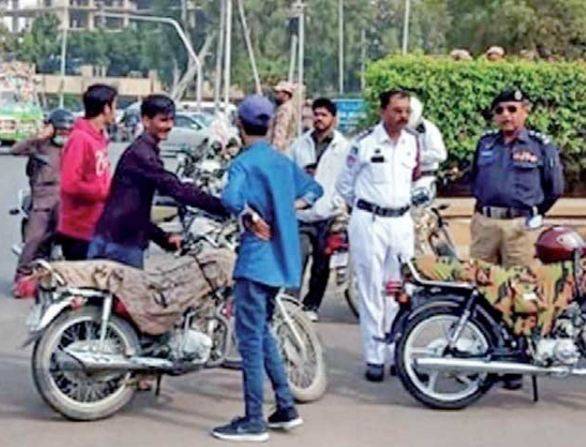 کراچی میں ٹریفک پولیس کی کارروائی ، چالان کے ضمن میں کروڑ سے زائد جرمانہ 