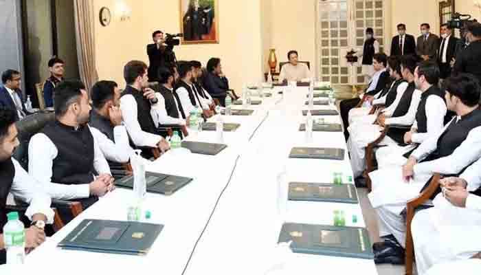 دماغ سے نیوزی لینڈ اور انگلینڈ کا معاملہ نکال دیں، فوکس ورلڈ کپ پر رکھیں، وزیراعظم کی کھلاڑیوں کو نصحیت