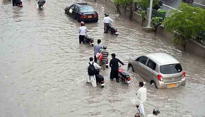 کراچی میں موسلا دھار بارش، برساتی نالے ابل پڑے، بجلی کی فراہمی معطل
