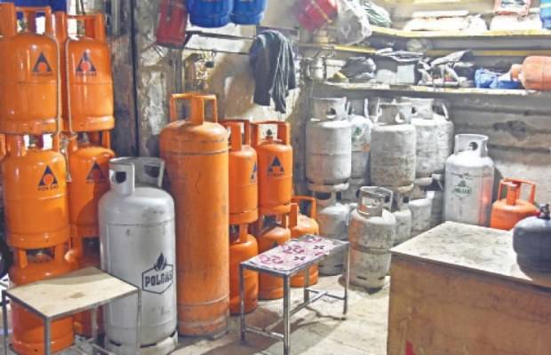 پٹرول کے بعد حکومت نے ایل پی جی کی قیمت میں بھی 29 روپے فی کلو اضافہ کردیا