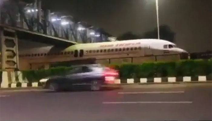 Viral Video,Air India Plane,Under Bridge,Near Delhi Airport