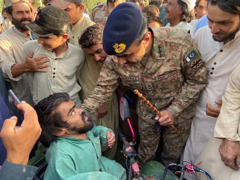 کمانڈر بلوچستان کور کا زلزلہ متاثرہ علاقوں کا دورہ، امدادی کاموں کا جائزہ لیا