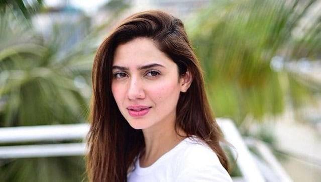 اداکارہ ماہرہ خان کے عریاں لباس کو دیکھ کر سوشل میڈیا صارفین بھڑک اٹھے