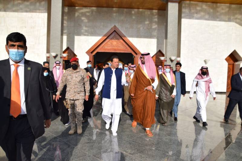 وزیر اعظم عمران خان سعودی عرب پہنچ گئے ،ننگے پیر جہاز سے باہر آئے 
