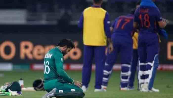 پاک بھارت ٹاکرے کے دوران محمد رضوان کی نماز ادائیگی کی تصویر وائرل