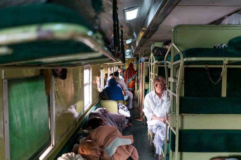 پاکستان ریلوے نے تمام ٹرینوں کے کرایوں میں اضافہ کر دیا