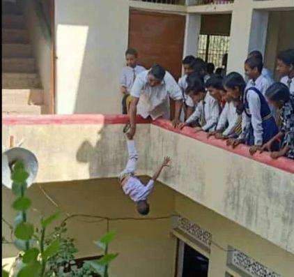 طالبعلم کو پرنسپل نے چھت سے الٹا لٹکا دیا 