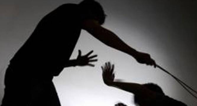 کم عمر بچے پر استادکا تشدد، ڈنڈا لگنے سے آنکھ ضائع ہوگئی 